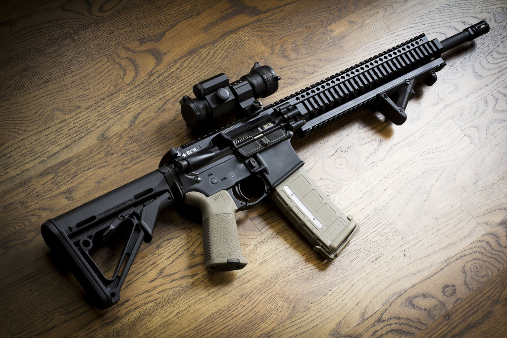 ar-15-bcm-shturmovaya-vintovka-fon-oruzhie.jpg